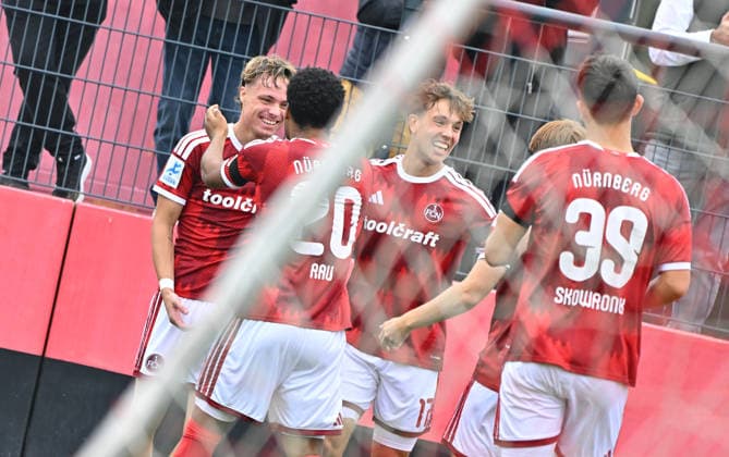 03.10.2025 - Fussball - Saison 2025 2026 - Regionalliga Bayern - 12. Spieltag: 1. FC Nürnberg II FCN ( Club) - FC Augsburg 2 FCA Augsburg - MeZi - xmexzix - Torjubel Jubel Freude nach Treffer Tor Torschuß zum 1:0 durch Luca Horst (42, 1. FC Nürnberg FCN II )
