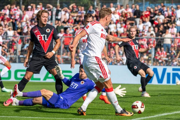 Sebastian Sebulonsen (1. FC Koeln, 28) legt den Ball an Arne Schulz (Viktoria Koeln, 01) vorbei in die Mitte. FC Viktoria Koeln vs. FC Hansa Rostock , Fussball, 3. Liga, 05. Spieltag, Saison 2026 2027, 11.09.2026 DFL DFB Regulations prohibit any use of Photographs as image sequences and or Quasivideo FC Viktoria Koeln vs. FC Hansa Rostock, Fussball, 3. Liga, 05. Spieltag, Saison 2026 2027, 11.09.2026 Koeln Copyright: xEibner-Pressefoto ThomasxHaeslerx EP_THR