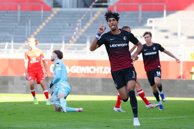03.10.2026, xusrbx, Fussball Regionalliga Suedwest, FSV Mainz 05 U23 - SC Freiburg II v.l. Krish Raweri (SC Freiburg II, 7), macht das Tor zum 1:0 in der 17. Spielminute, Torjubel, Mainz