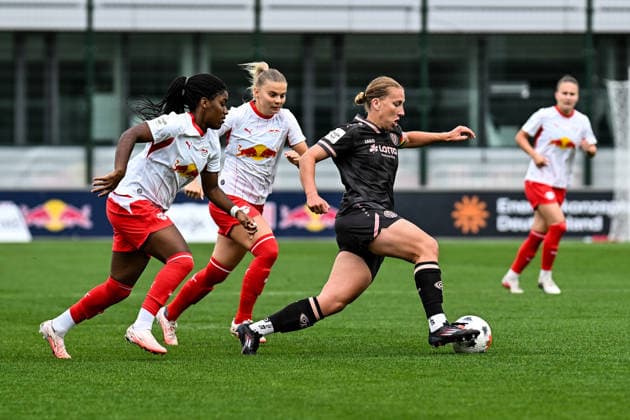 Fußball I Frauen I Saison 2026-2027 I Bundesliga I 6. Spieltag I RB Leipzig - 1. FSV Mainz 05 I 03.10.2026 Delice Boboy (17, Rasenballsport Leipzig), Therese Simonsson (27, Rasenballsport Leipzig), Johanna Maria Berg (9, 1. FSV Mainz 05) Leipzig RB Trainingszentrum, Cottaweg 7 Sachsen Deutschland Copyright: xLobeca InesxHähnelx