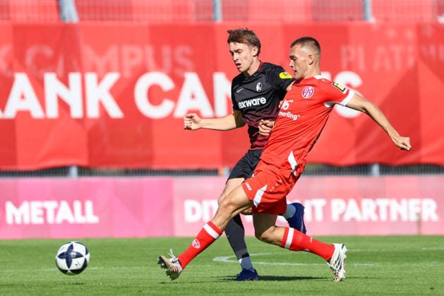 03.10.2026, xusrbx, Fussball Regionalliga Suedwest, FSV Mainz 05 U23 - SC Freiburg II v.l. Jack James (SC Freiburg II, 14), Nick Cherny (FSV Mainz 05 II, 7), Mainz