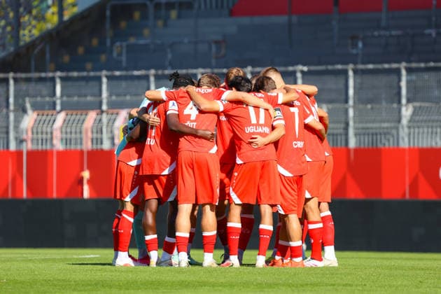 03.10.2026, xusrbx, Fussball Regionalliga Suedwest, FSV Mainz 05 U23 - SC Freiburg II v.l. die Spieler von Mainz 05, Die Spieler vom bilden einen Mannschaftskreis zum Schulterschluss, Mainz