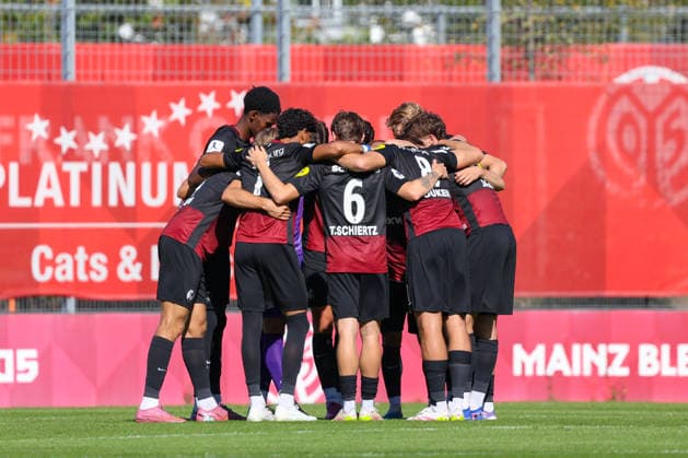 03.10.2026, xusrbx, Fussball Regionalliga Suedwest, FSV Mainz 05 U23 - SC Freiburg II v.l. +dsvf+Die Spieler vom bilden einen Mannschaftskreis zum Schulterschluss, Mainz