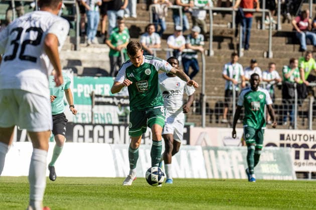 03.10.2026, xdaymx, Fussball Regionalliga Suedwest, FC 08 Homburg - SG Barockstadt Fulda-Lehnerz. Justin Petermann (FC 08 Homburg) mit einem Dribbling. Homburg