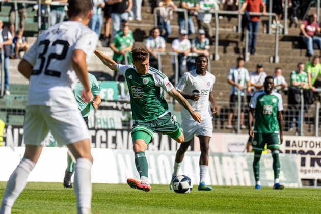 03.10.2026, xdaymx, Fussball Regionalliga Suedwest, FC 08 Homburg - SG Barockstadt Fulda-Lehnerz. Justin Petermann (FC 08 Homburg) mit einem Schussversuch. Homburg
