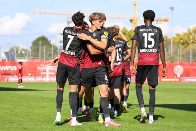 03.10.2026, xusrbx, Fussball Regionalliga Suedwest, FSV Mainz 05 U23 - SC Freiburg II v.l. Krish Raweri (SC Freiburg II, 7), macht das Tor zum 1:0 in der 17. Spielminute, Torjubel, Mainz