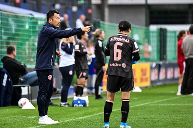 Fußball I Frauen I Saison 2026-2027 I Bundesliga I 6. Spieltag I RB Leipzig - 1. FSV Mainz 05 I 03.10.2026 Takashi Yamashita (Trainer, 1. FSV Mainz 05) mit Anweisungen an Akari Kurishima (6, 1. FSV Mainz 05) Leipzig RB Trainingszentrum, Cottaweg 7 Sachsen Deutschland Copyright: xLobeca InesxHähnelx