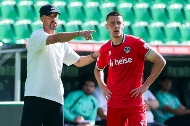 Trainer Sandro Wagner (Hannover 96) und Bastian Allgeier (Hannover 96) unterhalten sich waehrend des Freundschaftsspiels zwischen Hannover 96 und dem SC Verl, Heinz von Heiden Arena am 03. October 2026 in Hannover, Deutschland. (Foto von Marco Steinbrenner DeFodi Images) +++ Trainer Sandro Wagner (Hannover 96) und Bastian Allgeier (Hannover 96) talk together during the Friendly match between Hannover 96 and SC Verl at Heinz von Heiden Arena on October 3, 2026 in Hannover, Germany. (Photo by Marco Steinbrenner DeFodi Images) (Photo by Marco Steinbrenner DeFodi Images) -