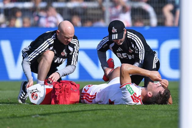 Fußball Testspiel FC Viktoria Köln - 1. FC Köln am 03.10.2026 im Sportpark Höhenberg in Köln Thijs Dallinga ( Köln ) verletzt am Boden