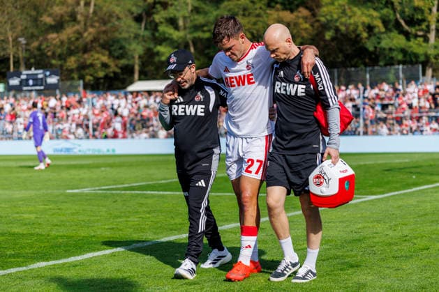 KOELN, GERMANY - OCTOBER 3, 2026: Thijs Dallinga (1. FC Köln, 27) injured himself during the friendly match between FC Viktoria Köln vs. 1. FC Köln at the Sportpark Hoehenberg on October 3, 2026 in Koeln, Germany. DFL REGULATIONS PROHIBIT ANY USE OF PHOTOGRAPHS AS IMAGE SEQUENCES AND OR QUASI-VIDEO. Nordrhein-Westfalen Germany Copyright: xLeahxKohringx
