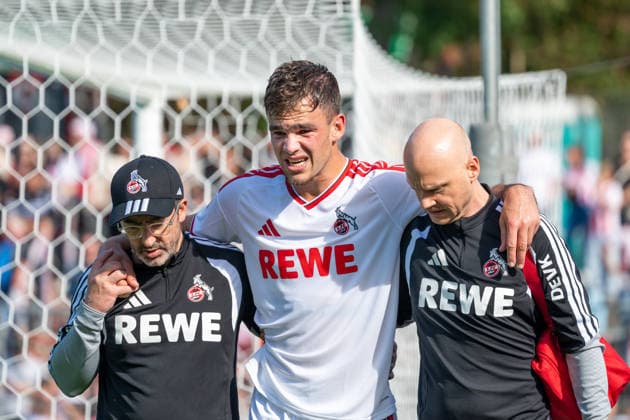 Thijs Dalinga (1. FC Koeln, 27) muss verletzt den Platz verlassen. FC Viktoria Koeln vs. FC Hansa Rostock , Fussball, 3. Liga, 05. Spieltag, Saison 2026 2027, 11.09.2026 DFL DFB Regulations prohibit any use of Photographs as image sequences and or Quasivideo FC Viktoria Koeln vs. FC Hansa Rostock, Fussball, 3. Liga, 05. Spieltag, Saison 2026 2027, 11.09.2026 Koeln Copyright: xEibner-Pressefoto ThomasxHaeslerx EP_THR