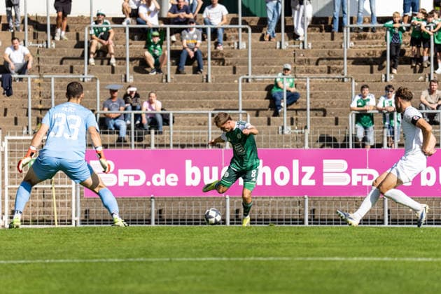 03.10.2026, xdaymx, Fussball Regionalliga Suedwest, FC 08 Homburg - SG Barockstadt Fulda-Lehnerz. Simon Joachims (FC 08 Homburg) mit einer Flanke. Homburg