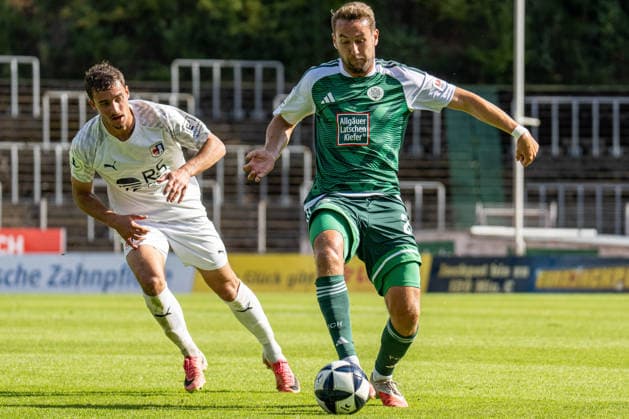 03.10.2026, xdaymx, Fussball Regionalliga Suedwest, FC 08 Homburg - SG Barockstadt Fulda-Lehnerz. vl. Keanu Kraft (SG Barockstadt Fulda-Lehnerz) und Julian Günther-Schmidt (FC 08 Homburg). Homburg