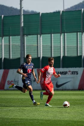 03.10.2026, xjyhynx, Fussball Testspiel, SC Freiburg - FC Luzern, v.l. LoÃ¯c Lüthi (21, FC Luzern) läuft Lucas Höler (9, SC Freiburg) hinterher Freiburg
