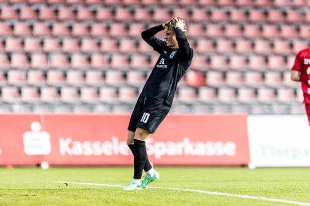 KSV Hessen Kassel vs. SSV Ulm 1846 Fußball, Fussball, Regionalliga Südwest, 10. Spieltag, Auestadion Kassel 03.10.26 kommt zu spät vor dem leeren Tor Oliver Wähling (SSV Ulm 1846 Fußball, 10) KSV Hessen Kassel vs. SSV Ulm 1846 Fußball, Fussball, Regionalliga Südwest, 10. Spieltag, Auestadion Kassel 03.10.26 Foto: Lucca Fundel Kassel Auestadion Hessen Deutschland