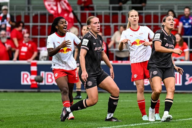Fußball I Frauen I Saison 2026-2027 I Bundesliga I 6. Spieltag I RB Leipzig - 1. FSV Mainz 05 I 03.10.2026 Delice Boboy (17, Rasenballsport Leipzig) (links) wähnt ihren Torschuss schon im Tor und freut sich Leipzig RB Trainingszentrum, Cottaweg 7 Sachsen Deutschland Copyright: xLobeca InesxHähnelx