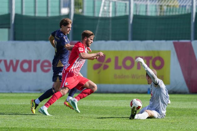 Testspiel: SC Freiburg vs FC Luzern, 03.10.2026 Lucas Höler (SC Freiburg, 9) bei seinem Tor zum 4:1 der an Raphael Radtke (FC Luzern, 63) vorbei läuft Testspiel: SC Freiburg vs FC Luzern, Europa-Park Stadion, 03.10.2026 DFB DFL REGULATIONS PROHIBIT ANY USE OF PHOTOGRAPHS AS IMAGE SEQUENCES AND OR QUASI-VIDEO. Copyright: xBEAUTIFULxSPORTS Boscox