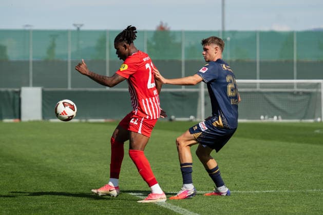 03.10.2026, xjyhynx, Fussball Testspiel, SC Freiburg - FC Luzern, v.l. Cyriaque IriÃ (22, SC Freiburg) sichert den Ball gegen LoÃ¯c Lüthi (21, FC Luzern) Freiburg