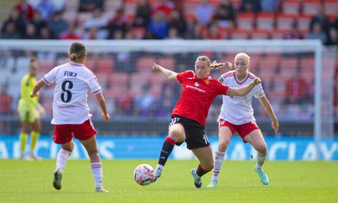RECORD DATE NOT STATED Football - FA Women s Super League - Liverpool FC Women v Everton FC Women LIVERPOOL, ENGLAND - Sunday, September 27, 2026: Manchester United, ManU Women s Elisabeth Terland (L) is challenged by Liverpool FC Women s captain Grace Fisk during the FA Women™s Super League match between Liverpool FC Women and Everton FC Women, the Merseyside Derby, at Anfield. (Photo by David Rawcliffe Propaganda) LIVERPOOL Anfield MERSEYSIDE ENGLAND  Copyright: xDavidxRawcliffex 2026-10-03-Man_Utd_Women_v_Liverpool_Women-030