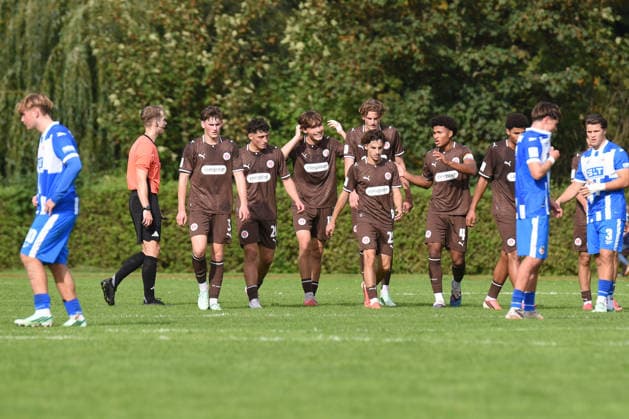 Fußball, Saison 2026 27, U19-Bundesliga (Vorrunde Gr. A), FC St. Pauli - FC Hansa Rostock, Hammer-Park-Stadion (Hamburg), 03.10.2026, 9. Spieltag FCSP Spieler freuen sich über den Führungstreffer. Rostocker sind genervt. Hamburg Deutschland