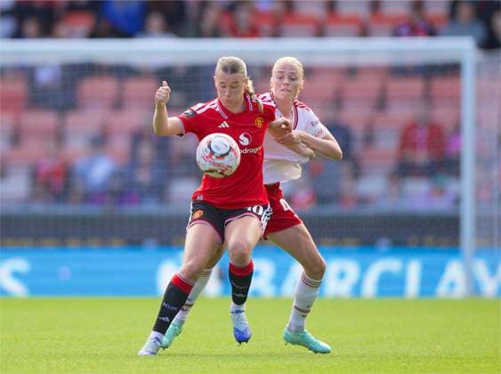 RECORD DATE NOT STATED Football - FA Women s Super League - Liverpool FC Women v Everton FC Women LIVERPOOL, ENGLAND - Sunday, September 27, 2026: Manchester United, ManU Women s Elisabeth Terland (L) is challenged by Liverpool FC Women s captain Grace Fisk during the FA Women™s Super League match between Liverpool FC Women and Everton FC Women, the Merseyside Derby, at Anfield. (Photo by David Rawcliffe Propaganda) LIVERPOOL Anfield MERSEYSIDE ENGLAND  Copyright: xDavidxRawcliffex 2026-10-03-Man_Utd_Women_v_Liverpool_Women-029_2