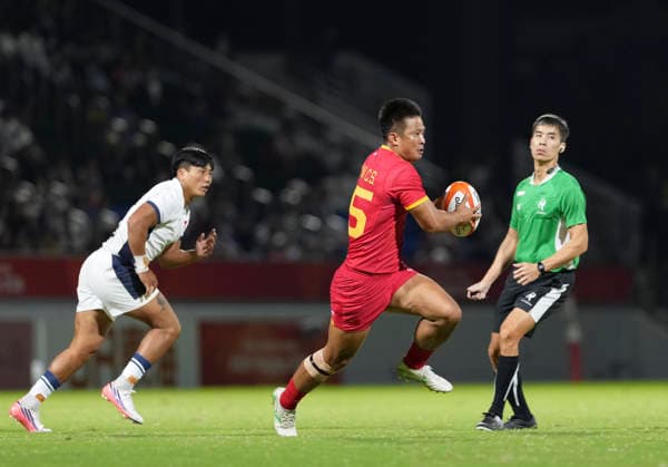 (261003) -- NAGOYA, Oct. 3, 2026 -- Shan Changshun (C) of China competes during the men s gold medal match of rugby sevens between China and Hong Kong of China at the 20th Asian Games Aichi-Nagoya 2026 in Nagoya, Japan, Oct. 3, 2026. ) (SP)JAPAN-NAGOYA-ASIAN GAMES-RUGBY SEVENS-MEN-FINAL ZhangxHaobo 