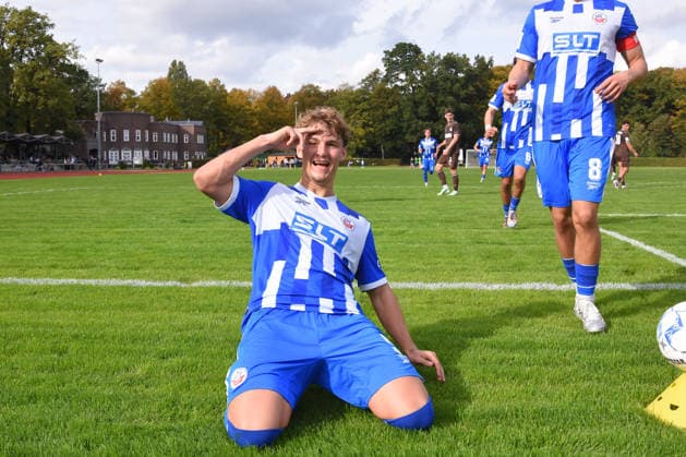 Fußball, Saison 2026 27, U19-Bundesliga (Vorrunde Gr. A), FC St. Pauli - FC Hansa Rostock, Hammer-Park-Stadion (Hamburg), 03.10.2026, 9. Spieltag Jonas Dieckmann ( 9, FCH, Torschütze) jubelt nach seinem Elfmetertreffer in die Kamera Hamburg Deutschland