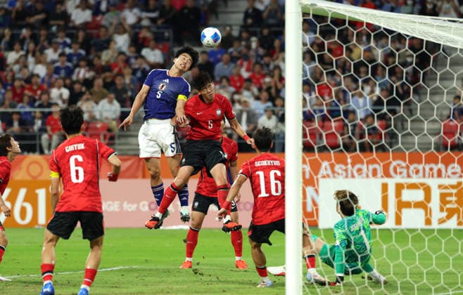 (261003) -- TOYOTA, Oct. 3, 2026 -- Ichihara Rion (top) of Japan jumps for a header during the men s final match of football between South Korea and Japan at 20th Asian Games Aichi-Nagoya 2026 in Toyota of Aichi Prefecture, Japan, Oct. 3, 2026. ) (SP)JAPAN-TOYOTA-ASIAN GAMES-FOOTBALL-MEN S FINAL-KOR VS JPN JiaxHaocheng 