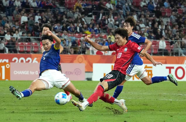 (261003) -- TOYOTA, Oct. 3, 2026 -- Bae Junho (2nd R) of South Korea shoots during the men s final match of football between South Korea and Japan at 20th Asian Games Aichi-Nagoya 2026 in Toyota of Aichi Prefecture, Japan, Oct. 3, 2026. ) (SP)JAPAN-TOYOTA-ASIAN GAMES-FOOTBALL-MEN S FINAL-KOR VS JPN LvxXiaowei 