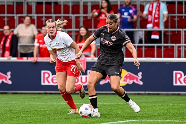 Fußball I Frauen I Saison 2026-2027 I Bundesliga I 6. Spieltag I RB Leipzig - 1. FSV Mainz 05 I 03.10.2026 Charlotte Hulst (77, Rasenballsport Leipzig), Marina Georgieva (3, 1. FSV Mainz 05) Leipzig RB Trainingszentrum, Cottaweg 7 Sachsen Deutschland Copyright: xLobeca InesxHähnelx