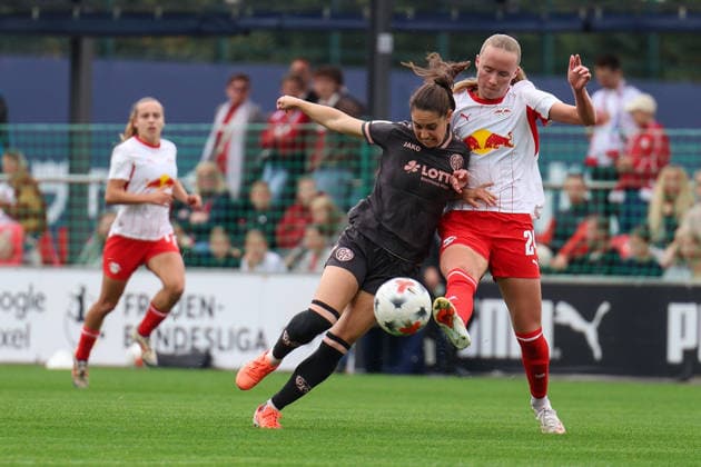 Deutschland: Fußball Google Pixel Frauen-Bundesliga 2026 - 2027, 6. Spieltag - RB Leipzig gegen FSV Mainz 05, Trainingszentrum von RB Leipzig (Leipzig): Zweikampf von Vital Zina Kats (1. FSV Mainz 05 Frauen, 30) und Nikoline Dudek (RB Leipzig Frauen, 24) Copyright: xLucasxWalterx