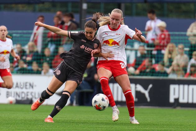 Deutschland: Fußball Google Pixel Frauen-Bundesliga 2026 - 2027, 6. Spieltag - RB Leipzig gegen FSV Mainz 05, Trainingszentrum von RB Leipzig (Leipzig): Zweikampf von Vital Zina Kats (1. FSV Mainz 05 Frauen, 30) und Nikoline Dudek (RB Leipzig Frauen, 24) Copyright: xLucasxWalterx