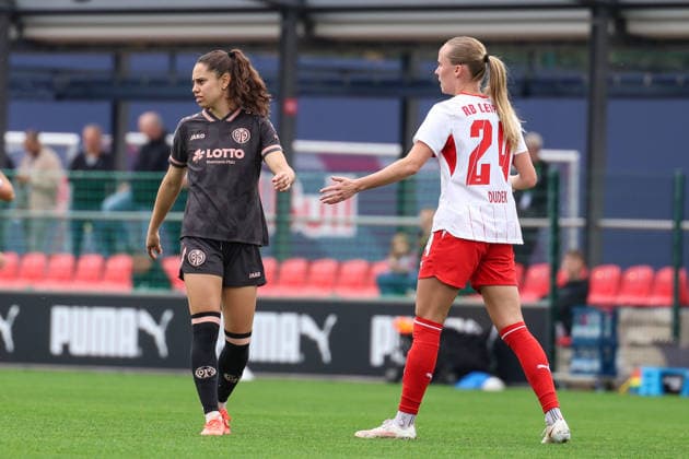 Deutschland: Fußball Google Pixel Frauen-Bundesliga 2026 - 2027, 6. Spieltag - RB Leipzig gegen FSV Mainz 05, Trainingszentrum von RB Leipzig (Leipzig): Vital Zina Kats (1. FSV Mainz 05 Frauen, 30) und Nikoline Dudek (RB Leipzig Frauen, 24) Copyright: xLucasxWalterx