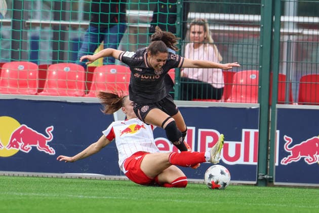 Deutschland: Fußball Google Pixel Frauen-Bundesliga 2026 - 2027, 6. Spieltag - RB Leipzig gegen FSV Mainz 05, Trainingszentrum von RB Leipzig (Leipzig): Zweikampf von Zenia Mertens (RB Leipzig Frauen, 4) und Vital Zina Kats (1. FSV Mainz 05 Frauen, 30) Copyright: xLucasxWalterx
