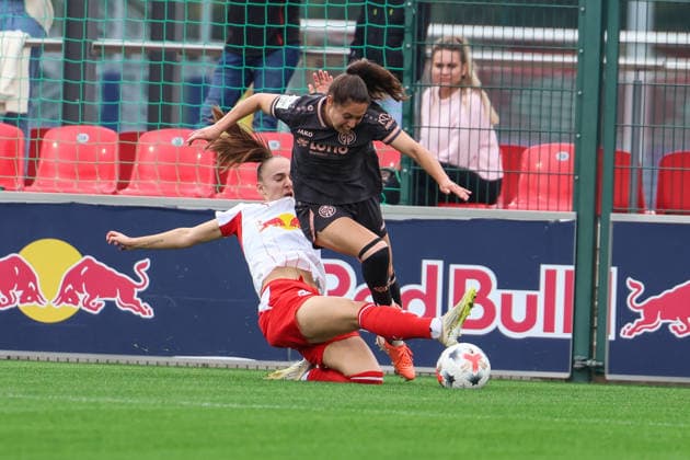 Deutschland: Fußball Google Pixel Frauen-Bundesliga 2026 - 2027, 6. Spieltag - RB Leipzig gegen FSV Mainz 05, Trainingszentrum von RB Leipzig (Leipzig): Zweikampf von Zenia Mertens (RB Leipzig Frauen, 4) und Vital Zina Kats (1. FSV Mainz 05 Frauen, 30) Copyright: xLucasxWalterx