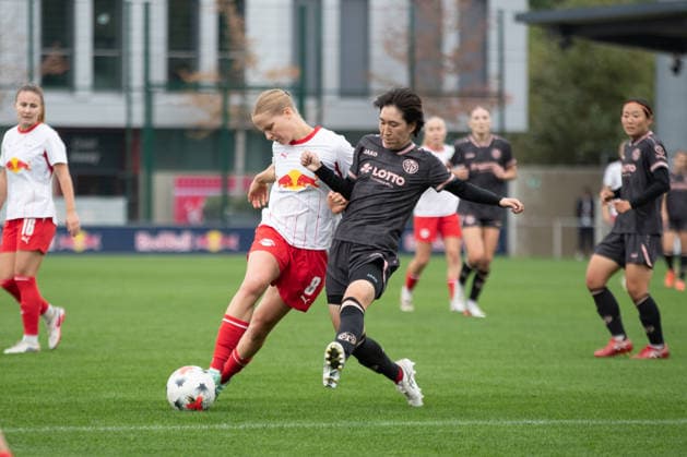 Google Pixel Frauen-Bundesliga, RB Leipzig - FSV Mainz 05; 03.10.2026 Emilia Kiaer Asgeirsdottir (8, RB Leipzig) gegen Yurina Imai (14, FSV Mainz 05). Fußball, Google Pixel Frauen-Bundesliga, Saison 2026 2027, 6. Spieltag: RB Leipzig vs. FSV Mainz 05 am 03.10.2026, Trainingszentrum Cottaweg, Leipzig. DFB REGULATIONS PROHIBIT ANY USE OF PHOTOGRAPHS AS IMAGE SEQUENCES AND OR QUASI-VIDEO. Copyright: xBEAUTIFULxSPORTS JanxKaeferx