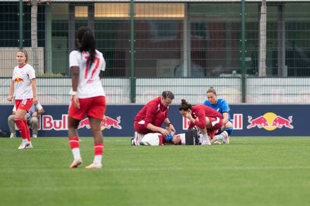 Google Pixel Frauen-Bundesliga, RB Leipzig - FSV Mainz 05; 03.10.2026 Lou-Ann Joly (6, RB Leipzig) muss behandelt und ausgewechselt werden. Fußball, Google Pixel Frauen-Bundesliga, Saison 2026 2027, 6. Spieltag: RB Leipzig vs. FSV Mainz 05 am 03.10.2026, Trainingszentrum Cottaweg, Leipzig. DFB REGULATIONS PROHIBIT ANY USE OF PHOTOGRAPHS AS IMAGE SEQUENCES AND OR QUASI-VIDEO. Copyright: xBEAUTIFULxSPORTS JanxKaeferx