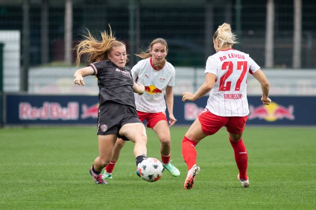 Google Pixel Frauen-Bundesliga, RB Leipzig - FSV Mainz 05; 03.10.2026 Maja Pageler (37, FSV Mainz 05) am Ball. Fußball, Google Pixel Frauen-Bundesliga, Saison 2026 2027, 6. Spieltag: RB Leipzig vs. FSV Mainz 05 am 03.10.2026, Trainingszentrum Cottaweg, Leipzig. DFB REGULATIONS PROHIBIT ANY USE OF PHOTOGRAPHS AS IMAGE SEQUENCES AND OR QUASI-VIDEO. Copyright: xBEAUTIFULxSPORTS JanxKaeferx