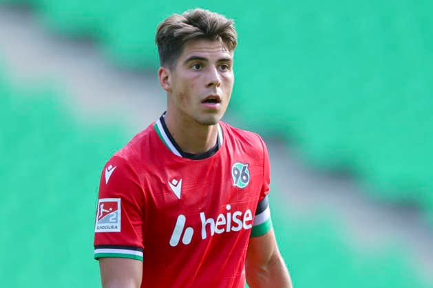 Franz Roggow (Hannover 96) schaut waehrend des Freundschaftsspiels zwischen Hannover 96 und dem SC Verl, Heinz von Heiden Arena am 03. October 2026 in Hannover, Deutschland. (Foto von Marco Steinbrenner DeFodi Images) +++ Franz Roggow (Hannover 96) looks on during the Friendly match between Hannover 96 and SC Verl at Heinz von Heiden Arena on October 3, 2026 in Hannover, Germany. (Photo by Marco Steinbrenner DeFodi Images) (Photo by Marco Steinbrenner DeFodi Images) -