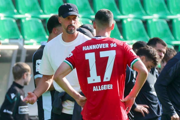 Trainer Sandro Wagner (Hannover 96) und Bastian Allgeier (Hannover 96) unterhalten sich waehrend des Freundschaftsspiels zwischen Hannover 96 und dem SC Verl, Heinz von Heiden Arena am 03. October 2026 in Hannover, Deutschland. (Foto von Marco Steinbrenner DeFodi Images) +++ Trainer Sandro Wagner (Hannover 96) und Bastian Allgeier (Hannover 96) talk together during the Friendly match between Hannover 96 and SC Verl at Heinz von Heiden Arena on October 3, 2026 in Hannover, Germany. (Photo by Marco Steinbrenner DeFodi Images) (Photo by Marco Steinbrenner DeFodi Images) -
