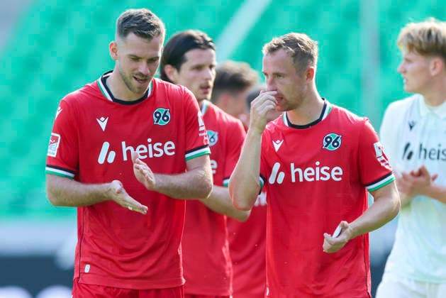 Boris Tomiak (Hannover 96) und Maurice Neubauer (Hannover 96) unterhalten sich waehrend des Freundschaftsspiels zwischen Hannover 96 und dem SC Verl, Heinz von Heiden Arena am 03. October 2026 in Hannover, Deutschland. (Foto von Marco Steinbrenner DeFodi Images) +++ Boris Tomiak (Hannover 96) und Maurice Neubauer (Hannover 96) talk together during the Friendly match between Hannover 96 and SC Verl at Heinz von Heiden Arena on October 3, 2026 in Hannover, Germany. (Photo by Marco Steinbrenner DeFodi Images) (Photo by Marco Steinbrenner DeFodi Images) -