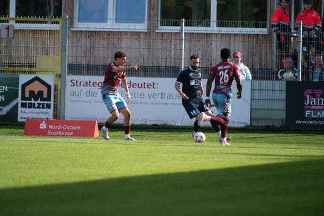 03.10.2026, GER, Fussball, Regionalliga Nord, 12.Spieltag, Saison 2026 2027, Flensburg, Manfred-Werner-Stadion, SC Weiche Flensburg vs VfB Oldenburg, Leon DEMAJ ( VfB Oldenburg 10 ) Ibrahim BASHIRU ALI ( SC Weiche Flensburg 08 26 ) Flensburg Manfred-Werner-Stadion Schleswig-Holstein Deutschland Copyright: xnordphotoxGmbHx xRojahnx