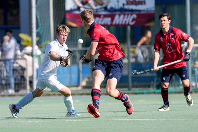 v.li.: Linus Müller (MHC, 5, Kapitän), Mika Schmidt (BHC, 19), Zweikampf, Spielszene, Duell, duel, tackle, tackling, Dynamik, Action, Aktion, 03.10.2026, Mannheim (Deutschland), Hockey, 1. Bundesliga, Herren, Mannheimer HC - Berliner HC