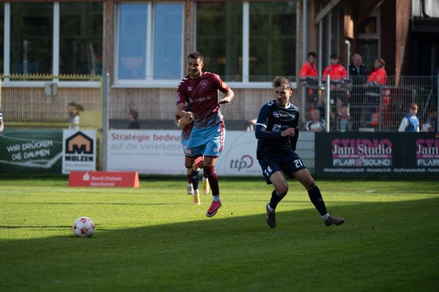 03.10.2026, GER, Fussball, Regionalliga Nord, 12.Spieltag, Saison 2026 2027, Flensburg, Manfred-Werner-Stadion, SC Weiche Flensburg vs VfB Oldenburg, Erolind KRASNIQI( SC Weiche Flensburg 08 48 ) Nick OTTO ( VfB Oldenburg 21 ) Flensburg Manfred-Werner-Stadion Schleswig-Holstein Deutschland Copyright: xnordphotoxGmbHx xRojahnx