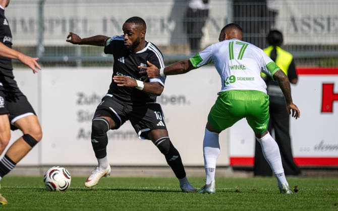 Fussball, Saison 2026 2027, Regionalliga West, 03.10.2026, 11. Spieltag, Herren, 1.FC Bocholt (schwarz) vs. FC Guertsloh (weiss) v.l.: Arnold Budimbu (1.FC Bocholt), David Winke (FC Guetersloh), Bocholt Stadion am Huenting NRW Deutschland