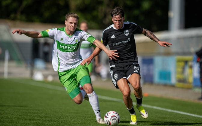 Fussball, Saison 2026 2027, Regionalliga West, 03.10.2026, 11. Spieltag, Herren, 1.FC Bocholt (schwarz) vs. FC Guertsloh (weiss) v.l.: Jan-Lukas Liehr (FC Guetersloh), Ozan Hot (1.FC Bocholt), Bocholt Stadion am Huenting NRW Deutschland