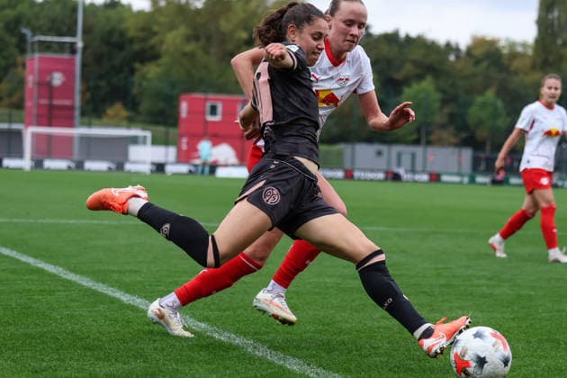 Deutschland: Fußball Google Pixel Frauen-Bundesliga 2026 - 2027, 6. Spieltag - RB Leipzig gegen FSV Mainz 05, Trainingszentrum von RB Leipzig (Leipzig): Zweikampf von Vital Zina Kats (1. FSV Mainz 05 Frauen, 30) und Nikoline Dudek (RB Leipzig Frauen, 24) Copyright: xLucasxWalterx