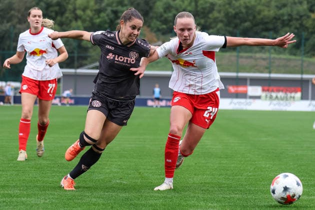 Deutschland: Fußball Google Pixel Frauen-Bundesliga 2026 - 2027, 6. Spieltag - RB Leipzig gegen FSV Mainz 05, Trainingszentrum von RB Leipzig (Leipzig): Zweikampf von Vital Zina Kats (1. FSV Mainz 05 Frauen, 30) und Nikoline Dudek (RB Leipzig Frauen, 24) Copyright: xLucasxWalterx