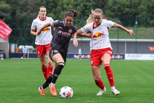 Deutschland: Fußball Google Pixel Frauen-Bundesliga 2026 - 2027, 6. Spieltag - RB Leipzig gegen FSV Mainz 05, Trainingszentrum von RB Leipzig (Leipzig): Zweikampf von Vital Zina Kats (1. FSV Mainz 05 Frauen, 30) und Nikoline Dudek (RB Leipzig Frauen, 24) Copyright: xLucasxWalterx