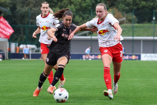 Deutschland: Fußball Google Pixel Frauen-Bundesliga 2026 - 2027, 6. Spieltag - RB Leipzig gegen FSV Mainz 05, Trainingszentrum von RB Leipzig (Leipzig): Zweikampf von Vital Zina Kats (1. FSV Mainz 05 Frauen, 30) und Nikoline Dudek (RB Leipzig Frauen, 24) Copyright: xLucasxWalterx